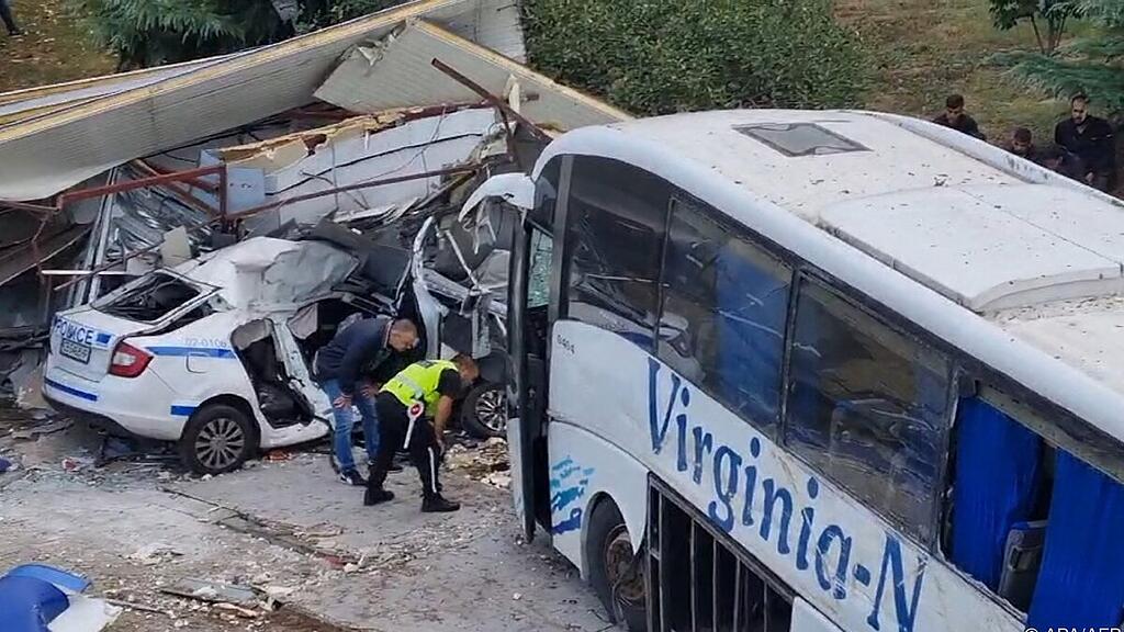 Zwei tote Polizisten bei Unfall mit Bus