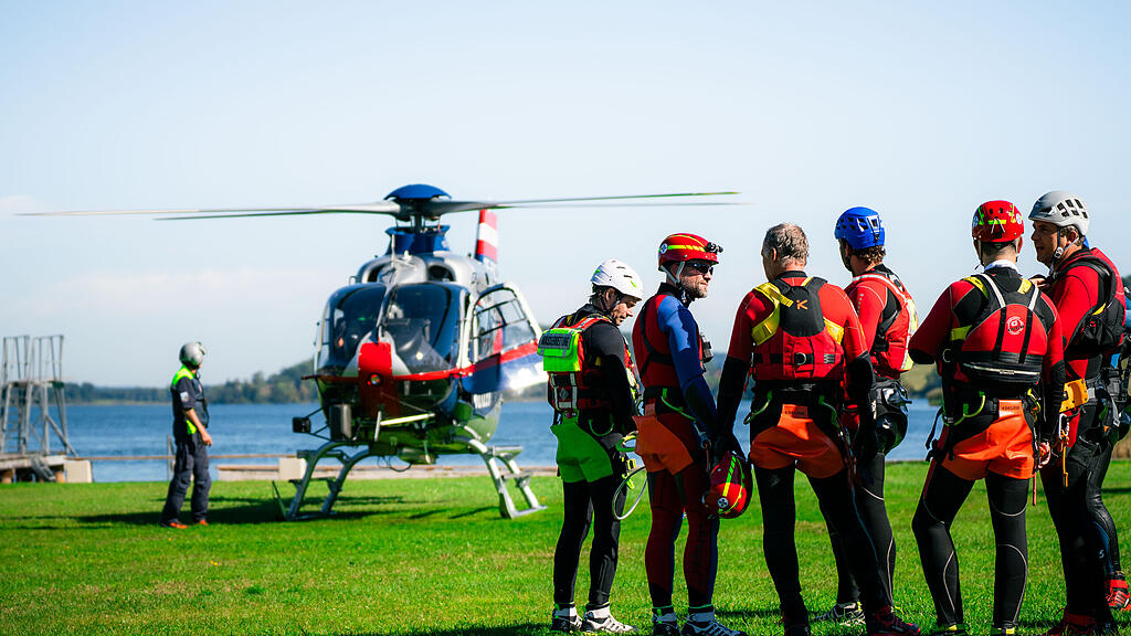 Übungstag der Wasserrettung und Flugpolizei am Obertrumer See