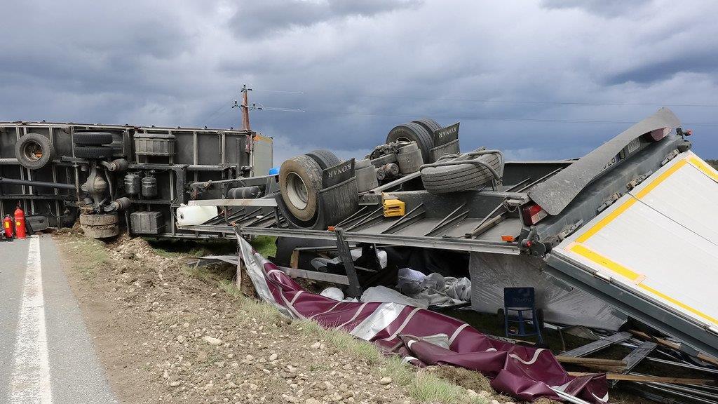 Niklas: Lkw kippt auf B156 um