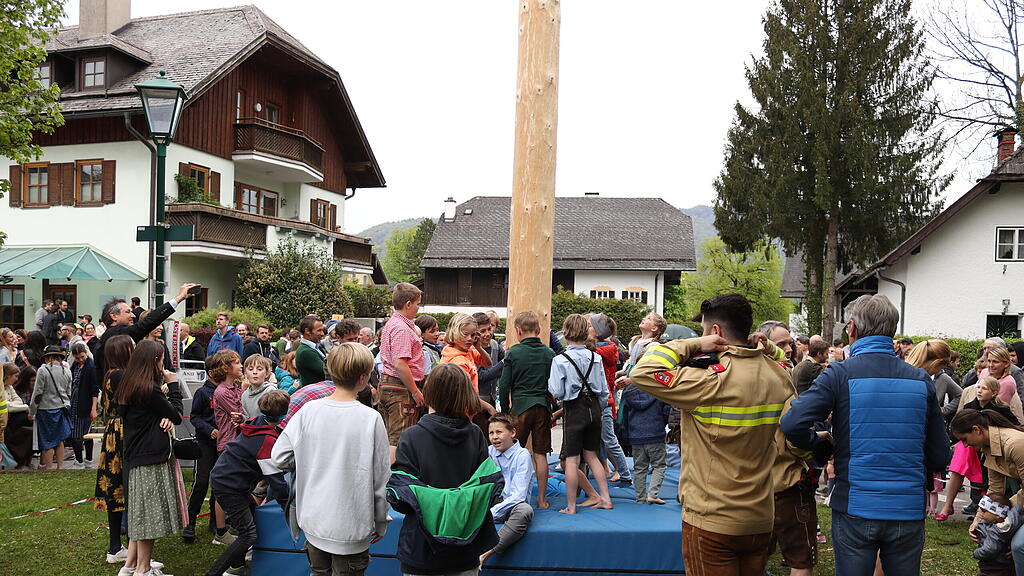 Maibaumaufstellen in Anif