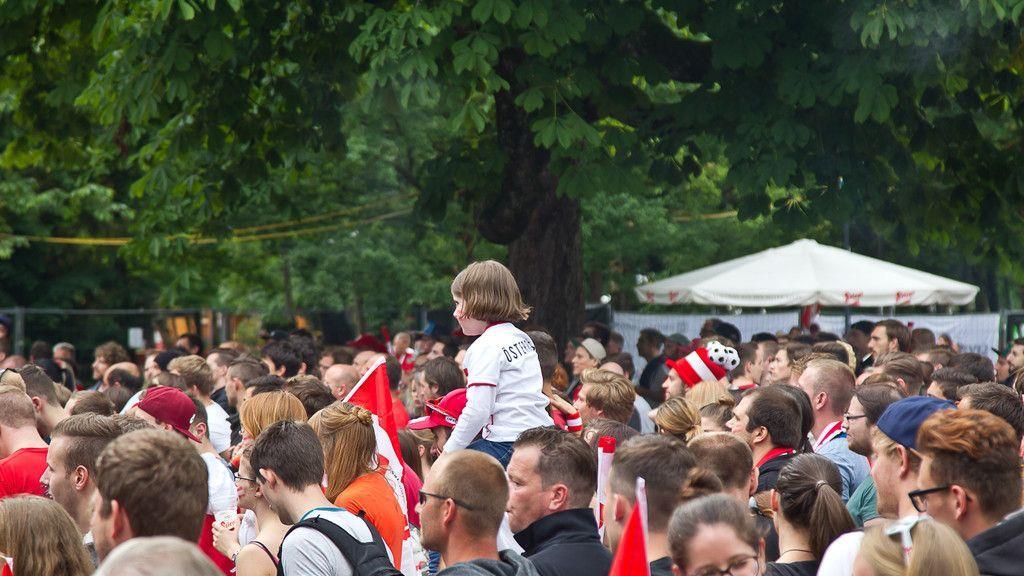 Volle Fan-Zone im Volksgarten