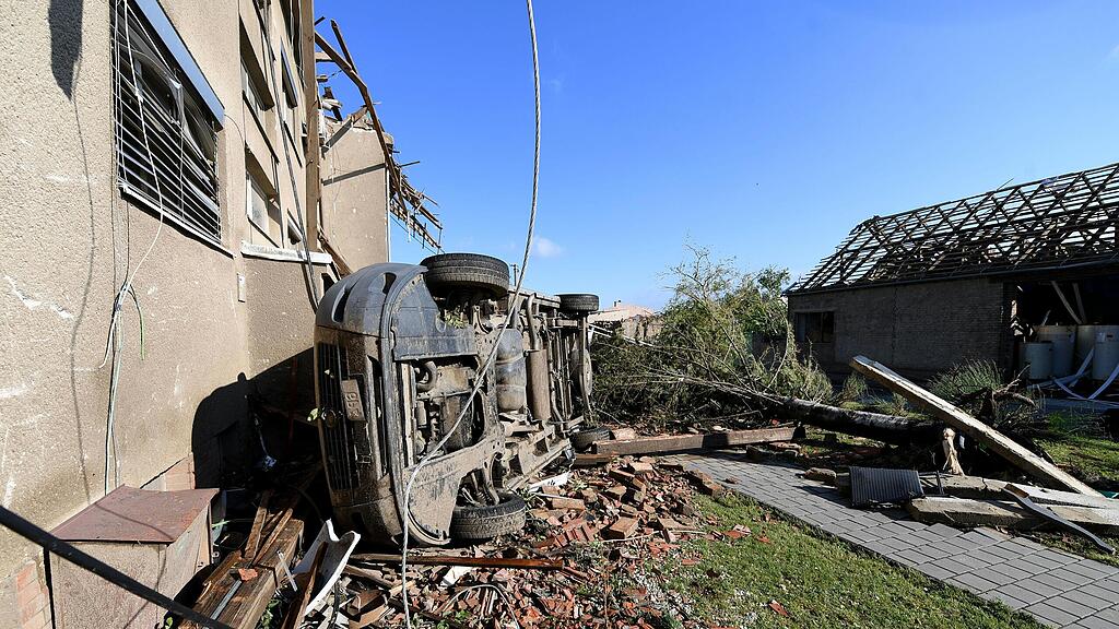 Sch\u00e4den nach Tornado in Tschechien