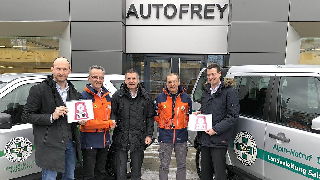 Hannes Macheiner, Josef Roider und Wolfgang Kendlbacher von AutoFrey übergeben die Vignetten an Balthasar Laireiter und Peter Gruber von der Bergrettung Salzburg.