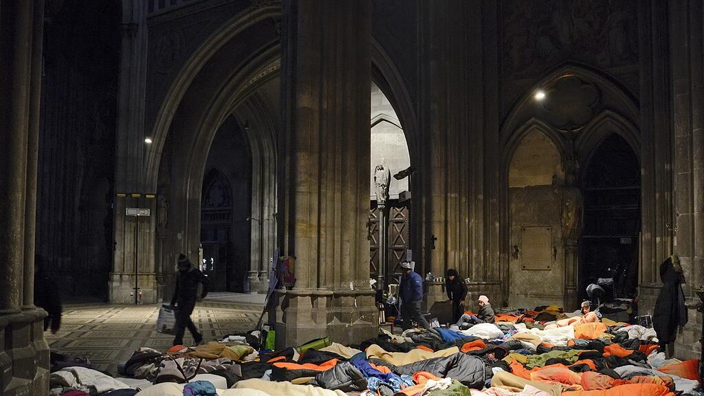 Aus Solidaridät zu den Flüchtlingen in der Wiener Votivkirche gingen am Samstag Menschen auch in Salzburg auf die Straße.