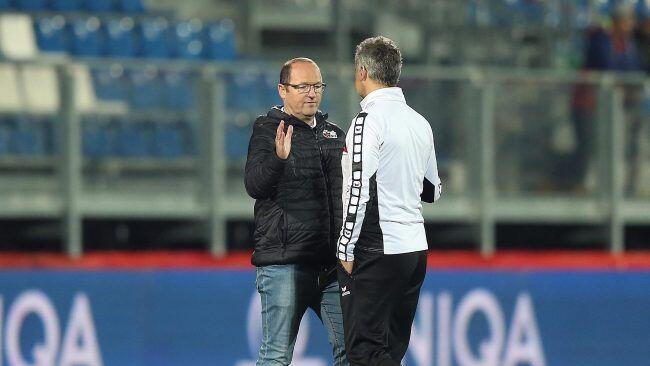 Anif-Obmann Norbert Schnöll (li.) und Trainer Thomas Hofer (re.) wollen für den Aufstieg in den Profi-Fußball alles geben.