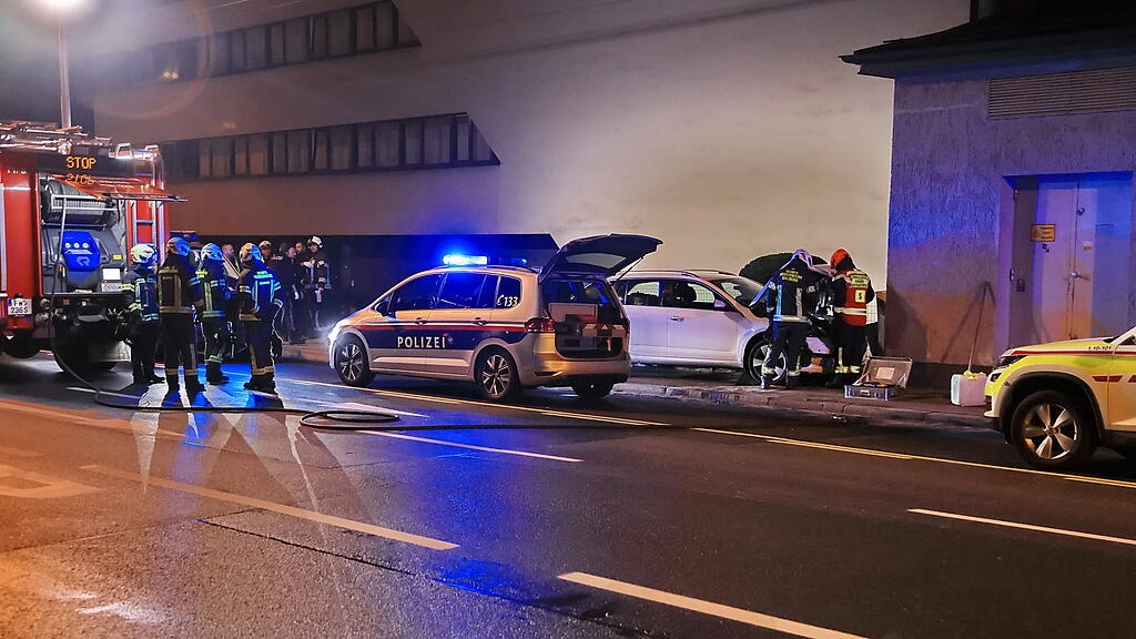 Auto kollidiert auf Hellbrunner Straße mit Hauswand
