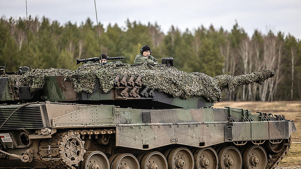 Polnische und ukrainische Soldaten bei der Ausbildung an Leopard-Panzern