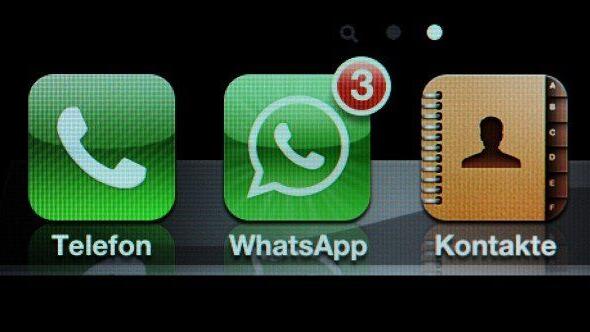 Bevor ein altes Smartphone weitergegeben wird, sollte nicht nur WhatsApp, sondern auch Chatverläufe und Anhänge gelöscht werden.