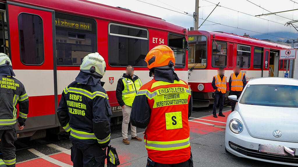 Lokalbahn und Pkw kollidieren in der Stadt Salzburg