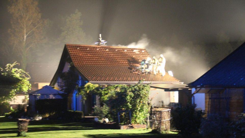 Dachstuhlbrand in Bürmoos rasch gelöscht