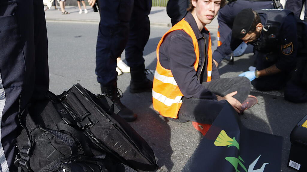 Polizei l\u00f6st Klebe-Aktion auf