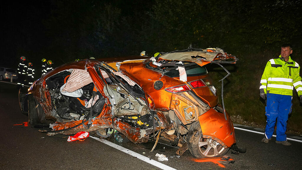 Pkw bei Crash in Helpfau-Uttendorf seitlich aufgerissen