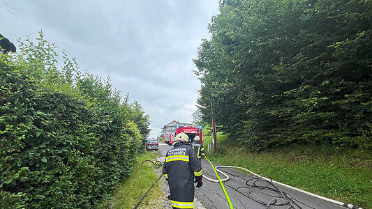 Autobrand in Tiefgraben
