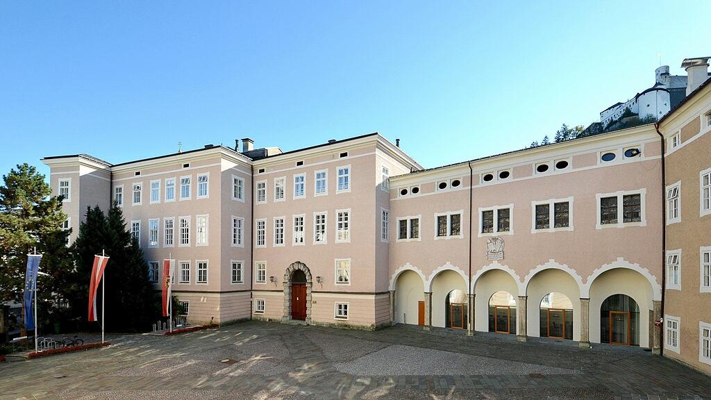 Heute sind in den rund 160 Räumen des Chiemseehofs, in denen rund 110 Landesbedienstete arbeiten, ein Klubzimmer sowie Büros für die Landtagsparteien und zentrale Verwaltungsstellen untergebracht.