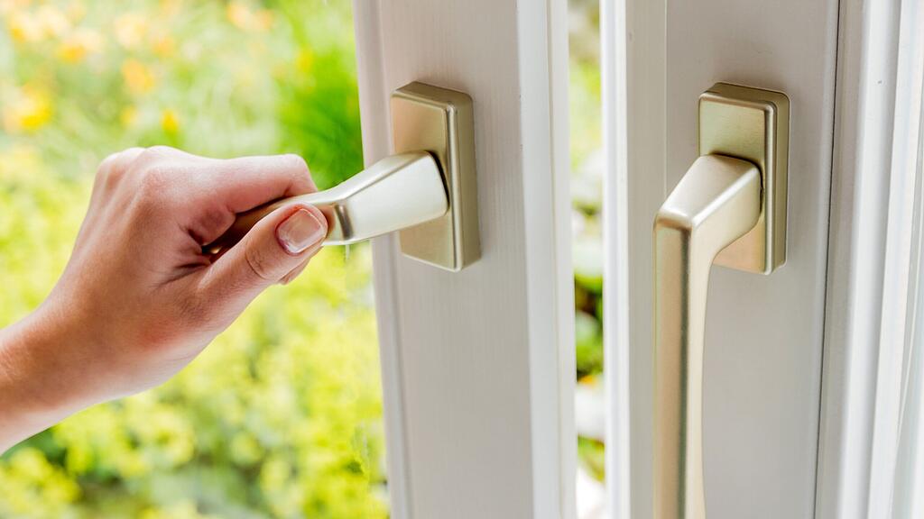 Offene Fenster sind natürlich eine Einladung für jeden Einbrecher.