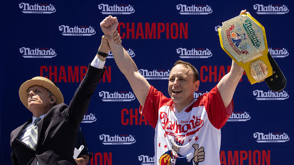 Joey Chestnut verschlingt 83 Hotdogs in 10 Minuten