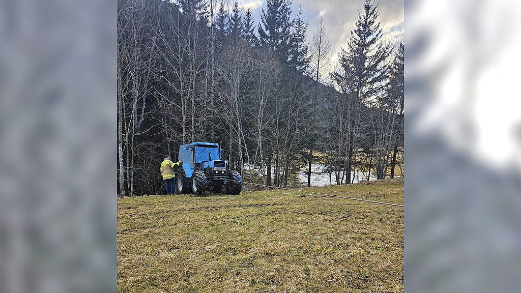 Traktor droht in Thomatal abzustürzen