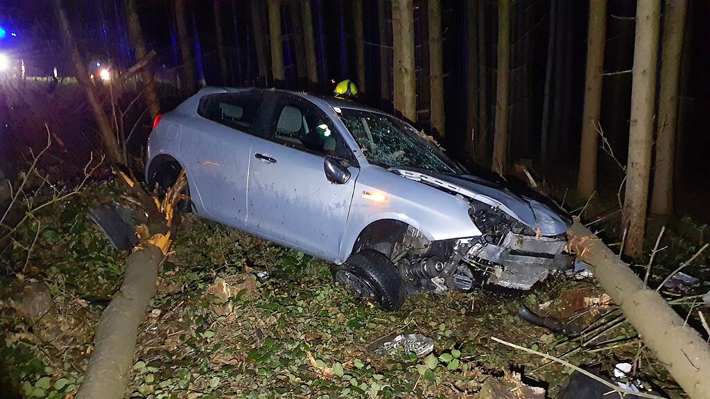 Seekirchen: Auto landet neben L101 in Wald