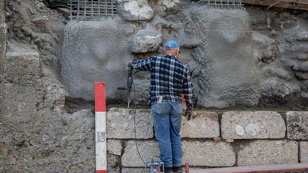 Arbeiten an Wehrmauer in Salzburg-Mülln