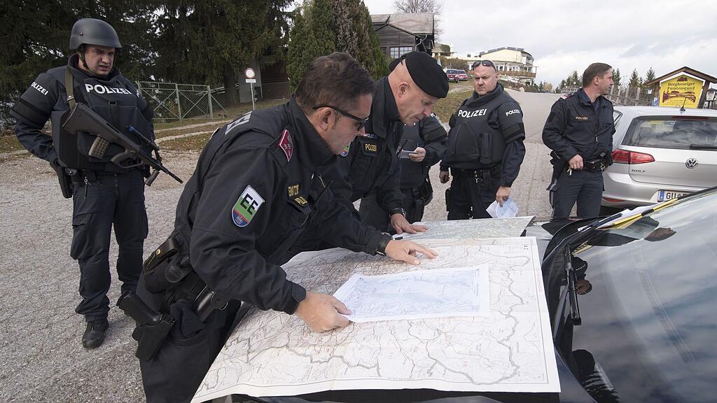 Die Polizei sucht mit verstärkten Kräften nach dem Flüchtigen.