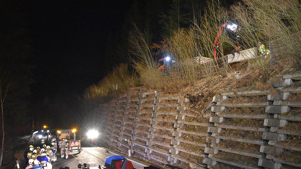 Fels st\u00fcrzt in Abtenau auf B162
