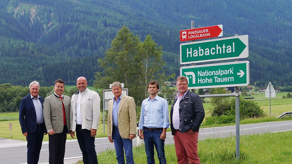 Im Bild (v.li.): Bürgermeister Peter Nindl (Neukirchen am Großvenediger), Landesrat Hans Mayr, Bürgermeister Hannes Enzinger (Bramberg), Kurt Heimer (Land Salzburg), Bernhard Irnberger (Land Salzburg) und Franz Mösenlechner (Amtsleiter Gemeindeamt Bramberg).