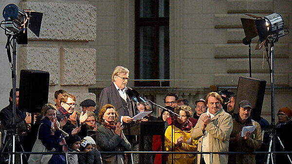 Peter Simonischek bei Lesung am Direktions-Balkon des Burgtheaters