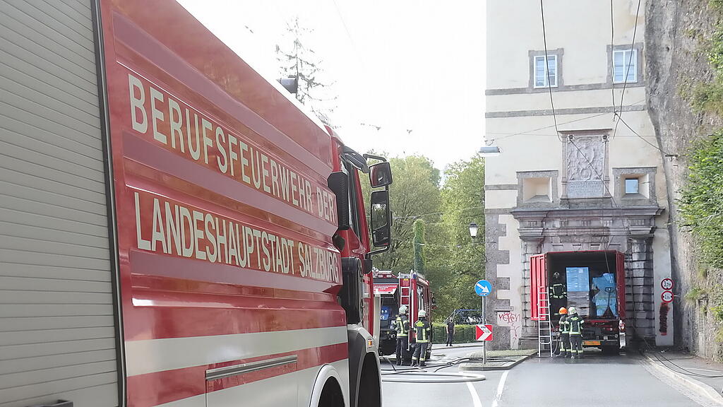 Lkw steckt in Klausentor fest