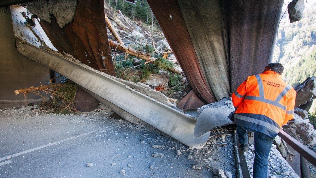 Massiver Felssturz auf Felbertauernstraße vor Matrei in Osttirol