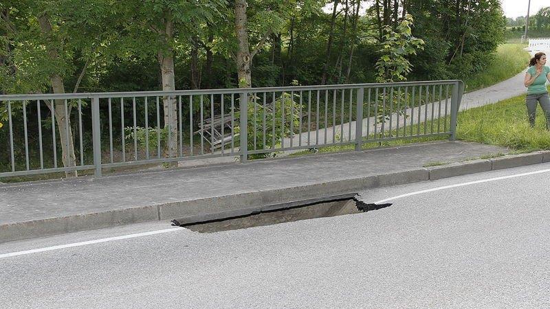 Vier Meter tiefes Loch auf B20