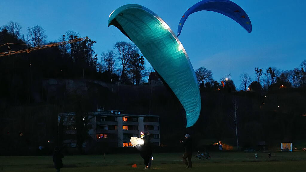 Paragleiter über der Festung