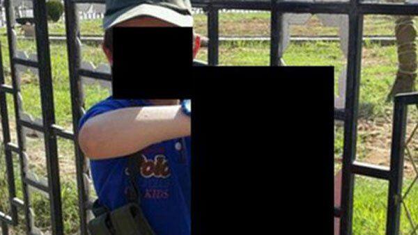 Der Sohn des Terroristen Khaled Sharrouf mit einem abgetrennten Kopf eines Soldaten in der Hand.