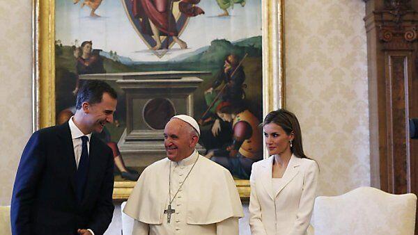Der Papst mit dem frischgebackenen Königspaar