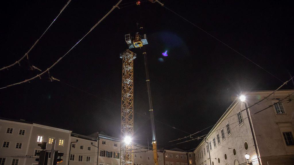 Goldener Hirsch: Spezialkran errichtet