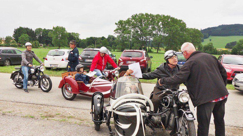 von rechts: Hans und Maria Fischwenger (BMW 500, BJ 1953), Andreas Fischwenger mit Sohn (Puch 250, BJ 1953) und Hannes Fischwenger (Puch 125 SV, BJ 1953) beim Oldtimertreffen der Oldtimerfreunde Neumarkt am Wallersee
