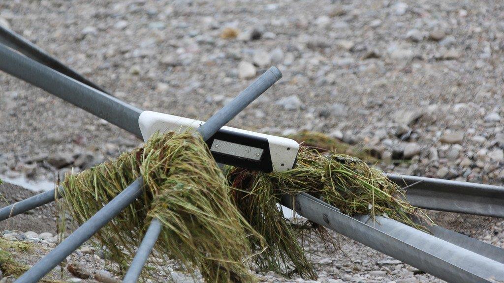 Aufräumarbeiten an der A8