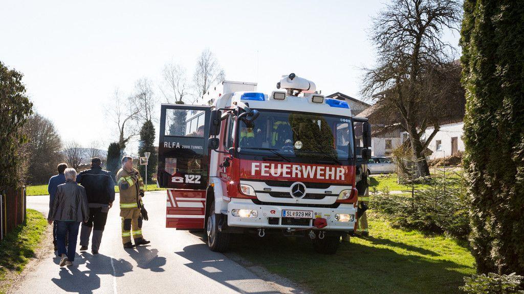 Auto stürzt von Grageneinfahrt