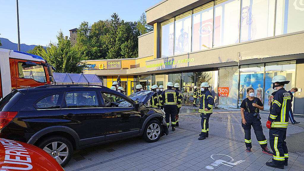 Bad Reichenhall: Auto kracht in Schaufenster