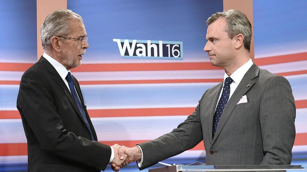Alexander Van der Bellen und Norbert Hofer beim Handshake in der Hofburg. In diesem Moment liegen sie gleichauf.