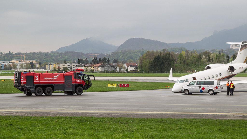 Salzburg Airport: Flugzeugfahrwerk knickt nach Rücklandung ein
