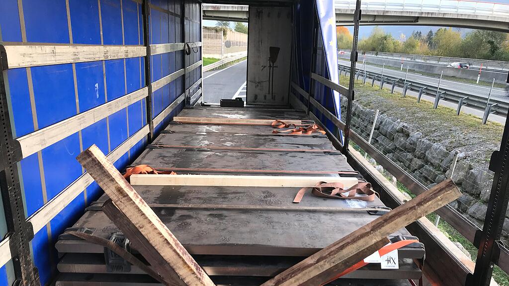 A10 in Bad Vigau: Lkw mit nahezu unzureichender Sicherung für Ladung