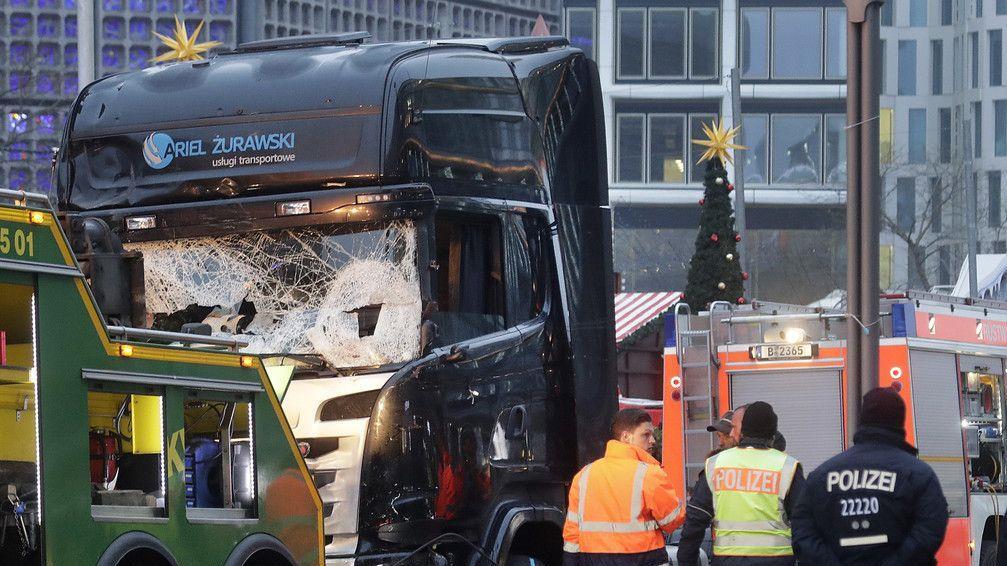 Lkw rast in Weihnachtsmarkt: Spurensicherung