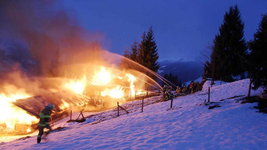 Ederalm in Saalbach-Hinterglemm in Vollbrand, III