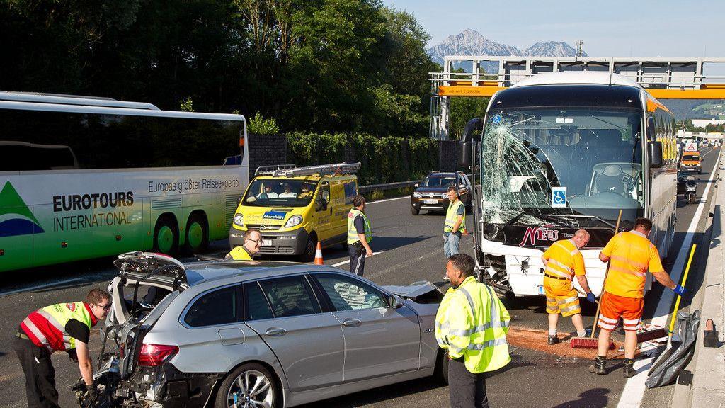 Unfall mit Pkw und zwei Bussen bei Anschlussstelle Hagenau