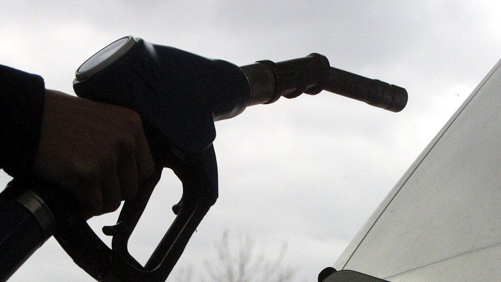 Die Männer hatten Treibstoff aus einem Lkw abgelassen (Symbolbild).