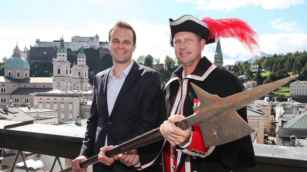 Magistratsdirektor Martin Floss informierte auf dem Rathaus-Turm über den Stadt:Dialog 2013.
