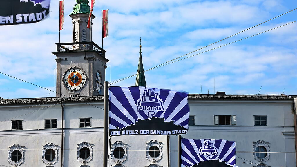 Austria-Salzburg-Fahnen auf der Staatsbrücke