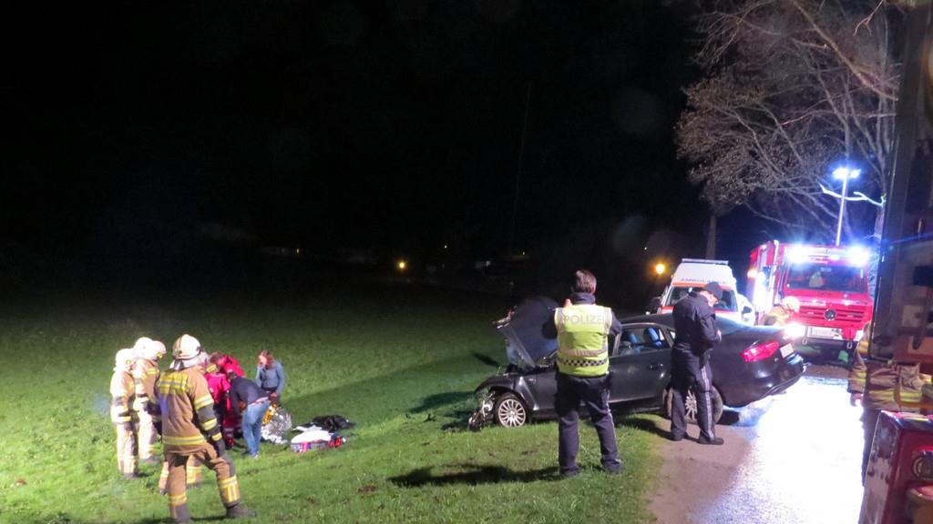 Auto knallt in Bramberg gegen Baum