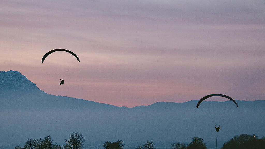 1. Adventlichterlflug der Paragleiter \u00fcber der Stadt Salzburg