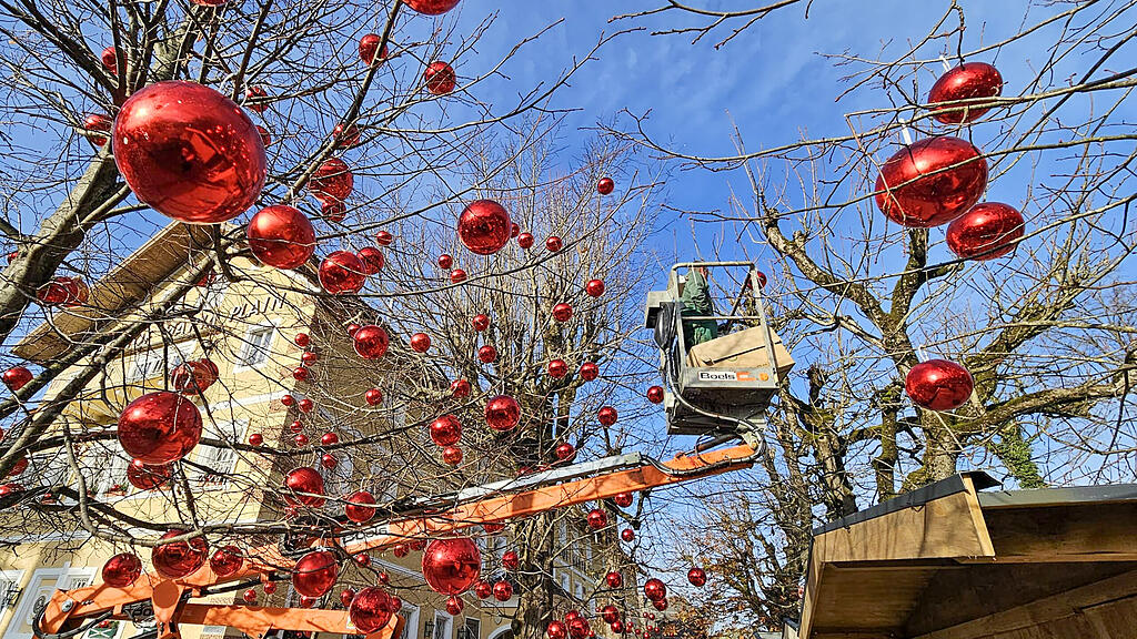 Aufbau des Plainer Christkindlmarkts in Bergheim